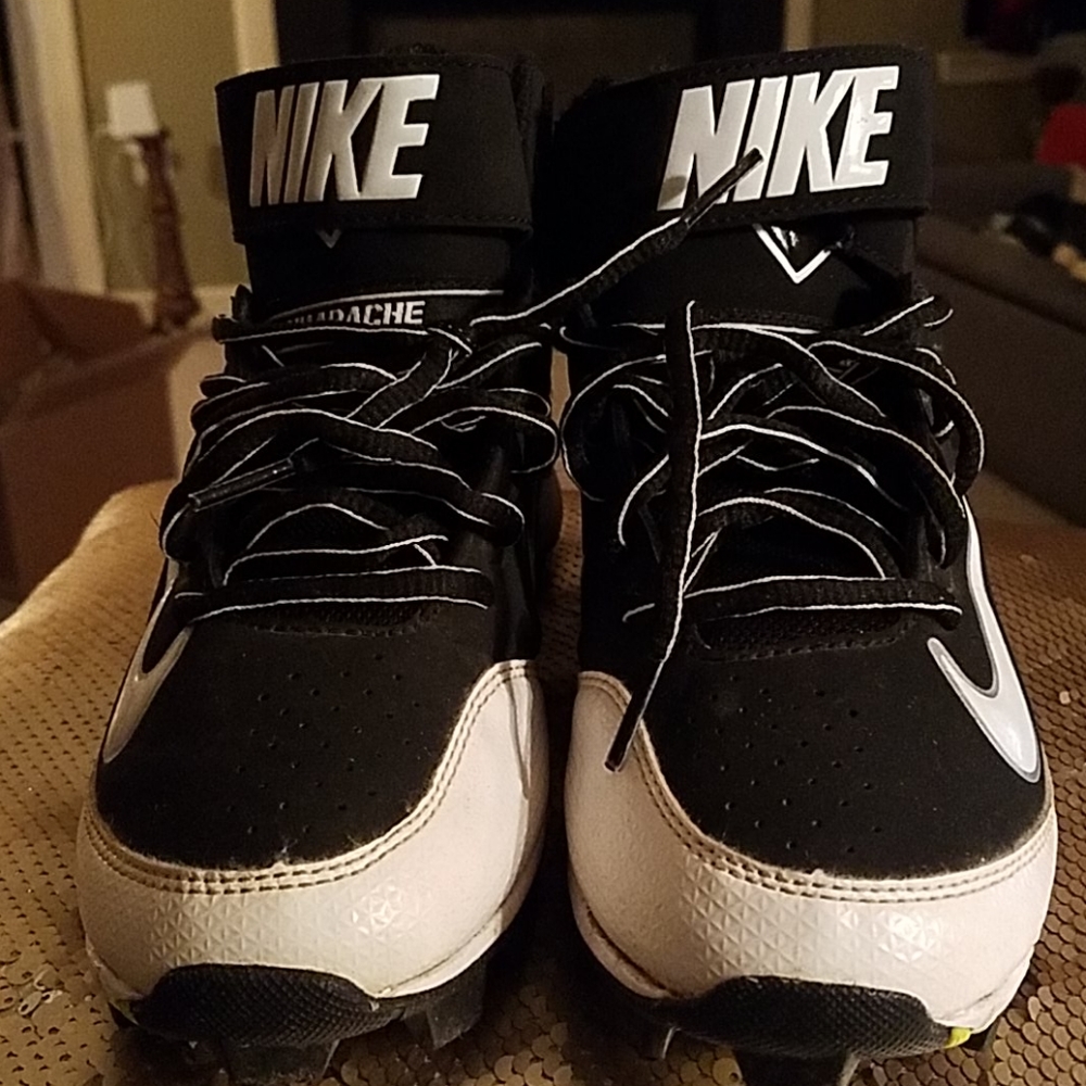 Nike Huarache Boys Cleat sz 5